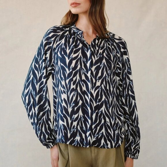 Bella Dahl Tops - NWT Bella Dahl Long Sleeve Shirred Raglan Shirt (L)